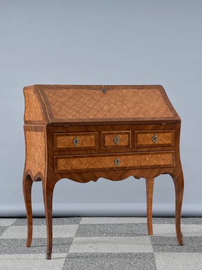 Bureau de pente en bois de placage et marqueterie...