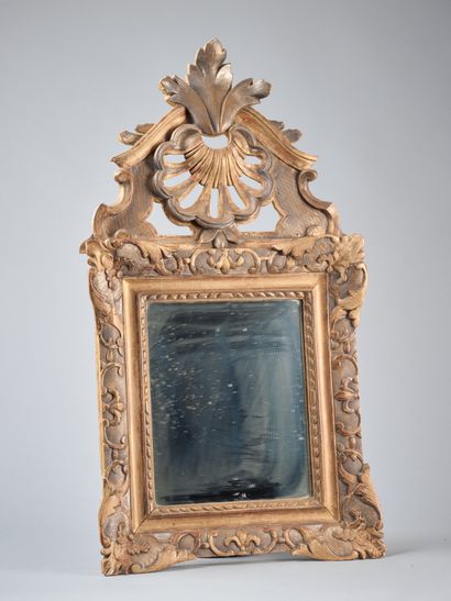 Petit miroir en bois sculpté, doré et patiné...