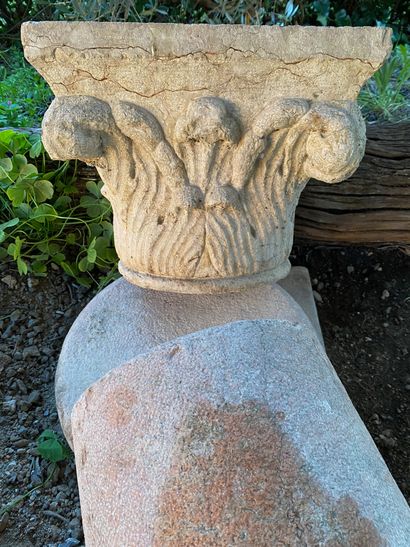 Paire de colonnes et chapiteaux en marbre...