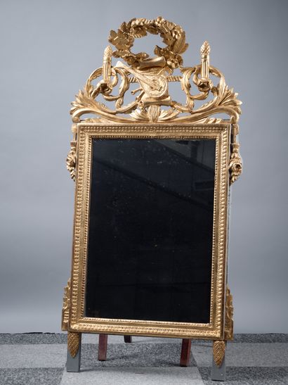 Miroir en bois sculpté et doré à décor d'une...