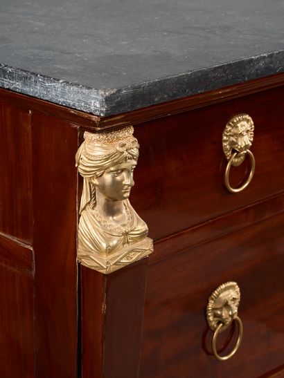 Commode en placage d’acajou, ouvrant par...
