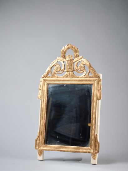 Petit miroir en bois sculpté doré rechampi...