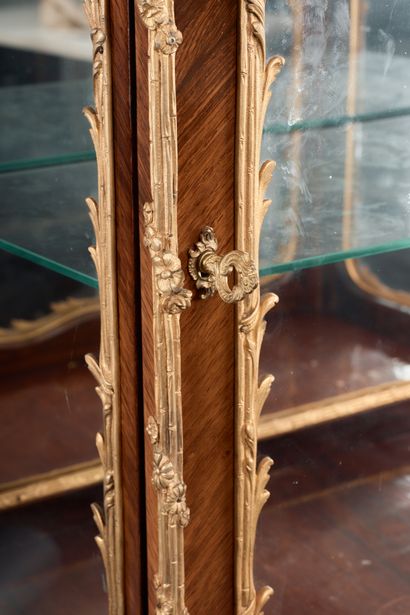 Vitrine en placage bois de rose disposé en...