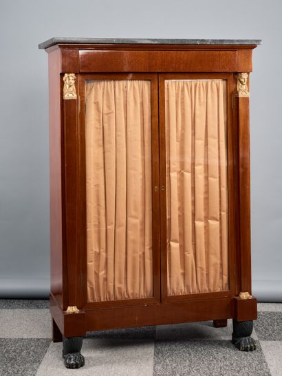 Vitrine en placage d’acajou, ouvrant par...