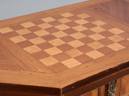 Table à jeux formant console à décor marqueté...