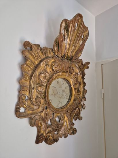 Deux miroirs de forme ronde en bois sculpté...