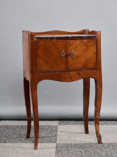 Chevet en placage d'acajou à décor marqueté...