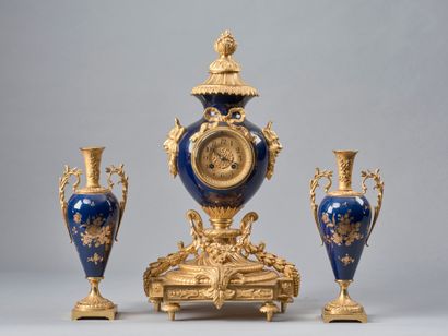 Garniture de cheminée en bronze doré et céramique...