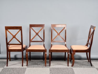 Suite de quatre chaises en en placage d'acajou...