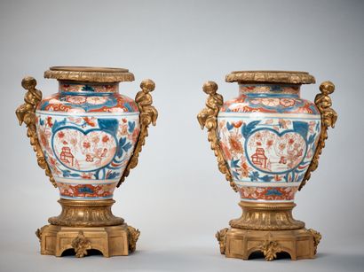 Paire de vases en porcelaine à décor Imari,...