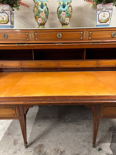 Imposant bureau à cylindre en acajou et placage...