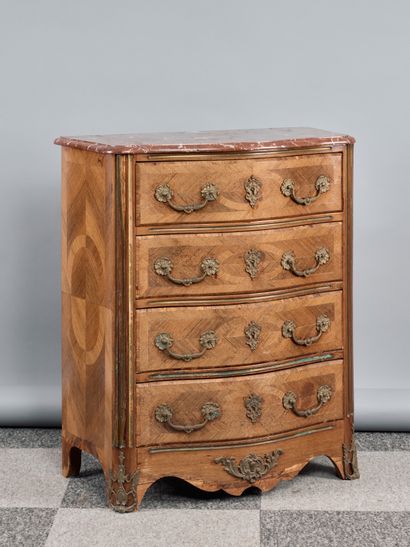 Petite commode d'entre-deux en bois de placage...