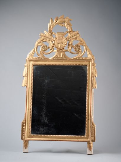 Miroir en bois sculpté et doré, laqué blanc...