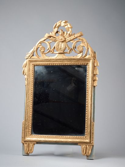 Petit miroir en bois sculpté et doré et rechampi...
