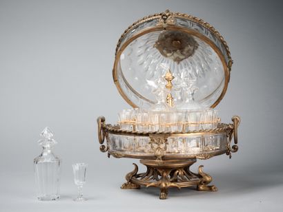 Attribuée à BACCARAT et l'Escalier de Cristal.
Cave...