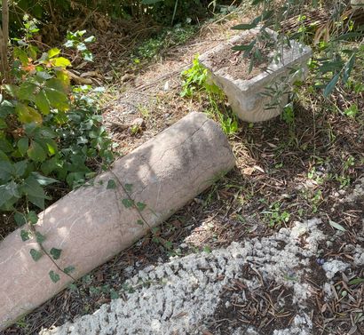 Paire de colonnes et chapiteaux en marbre...
