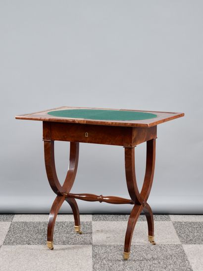 Table à jeux en forme de travailleuse en...
