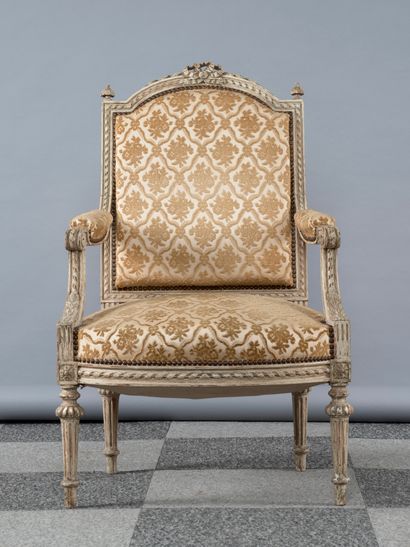 Mobilier de salon en bois sculpté et laqué...