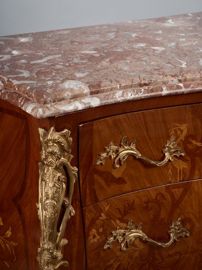 Commode galbée toutes faces, à décor marqueté...