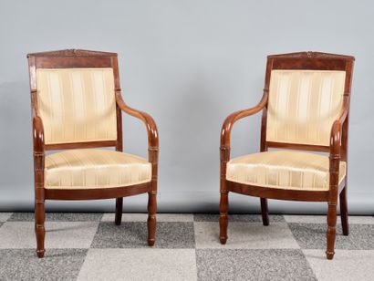 Paire de fauteuils à dossier plat en acajou...