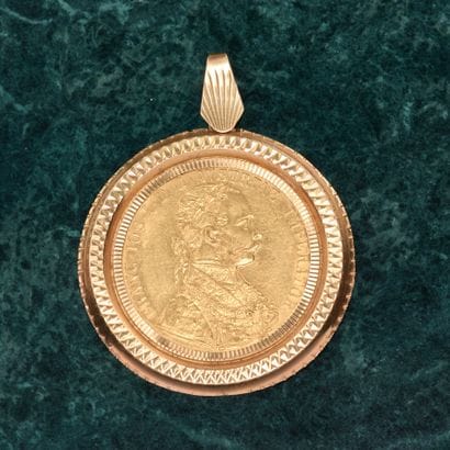 Pendentif en or jaune orné d'une pièce de...