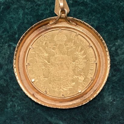 Pendentif en or jaune orné d'une pièce de...