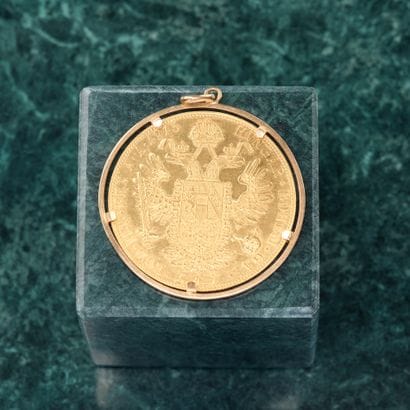 Pendentif en or jaune 18k 750 millièmes serti...