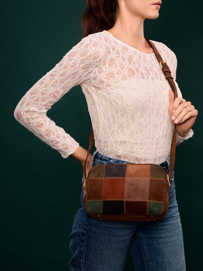CÉLINE
Sac 23cm en patchwork de veau velours...
