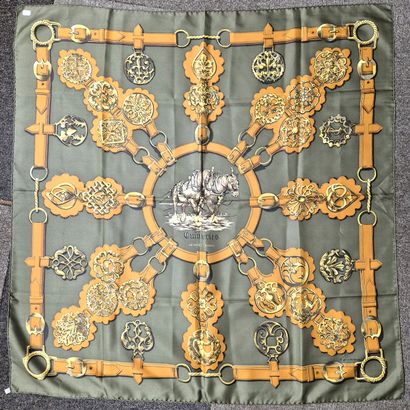 HERMES 
Cuivreries
Foulard en soie à dominante...