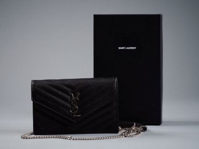 YVES SAINT LAURENT Paris 
Année 2021
Sac-pochette...