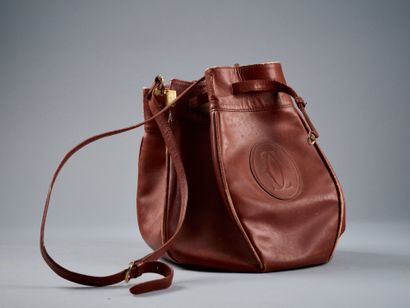MUST DE CARTIER 
Sac seau en cuir rouge ...