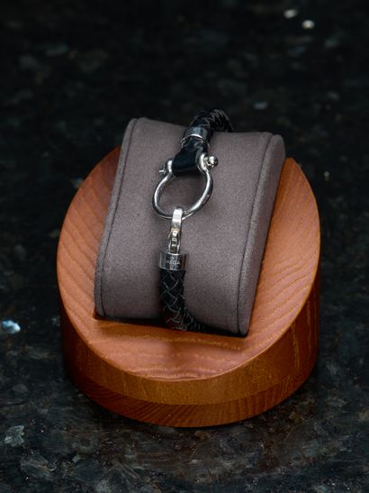 OMEGA
Bracelet Seamaster en cuir noir tressé...