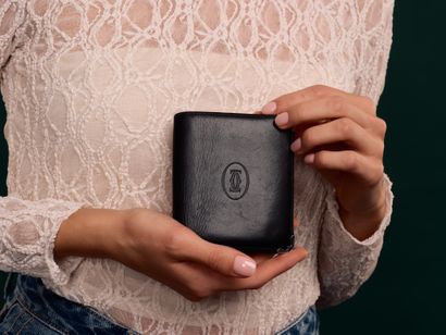 CARTIER
Portefeuille compact en cuir noir,...