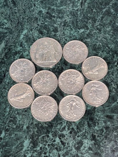 Lot de pièces en argent comprenant : 
- 1...