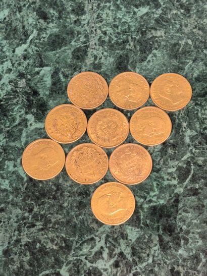 Lot de 10 pièces de 10 francs en or, Napoléon...