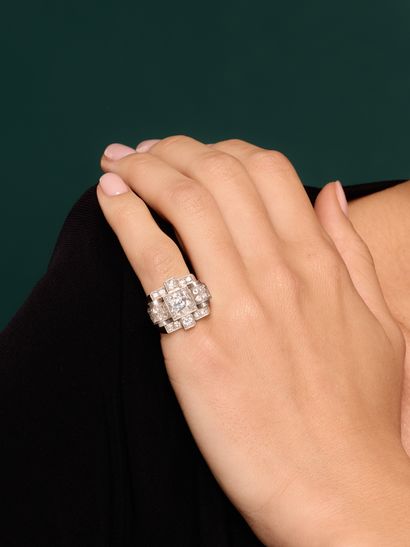Charming modernist ring in 18k 750 thousandths...