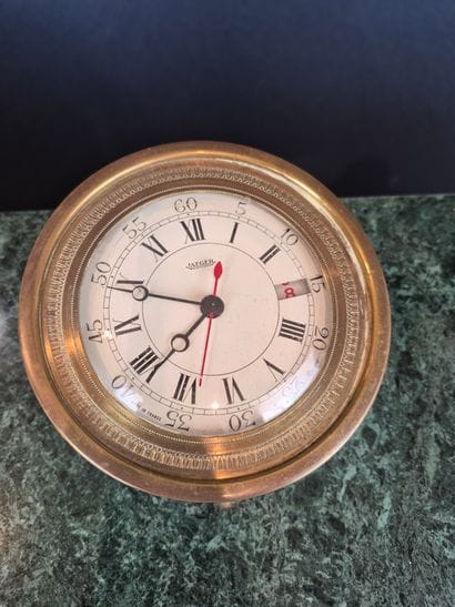 JAEGER
Desk clock in gilt metal and burgundy...