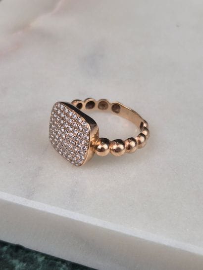 18k 750 thousandth rose gold ring with rectangular...