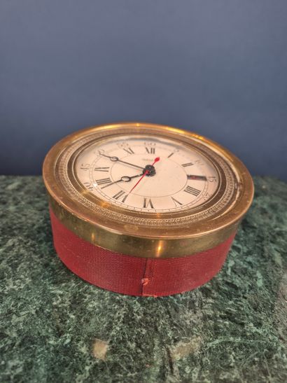 JAEGER
Desk clock in gilt metal and burgundy...