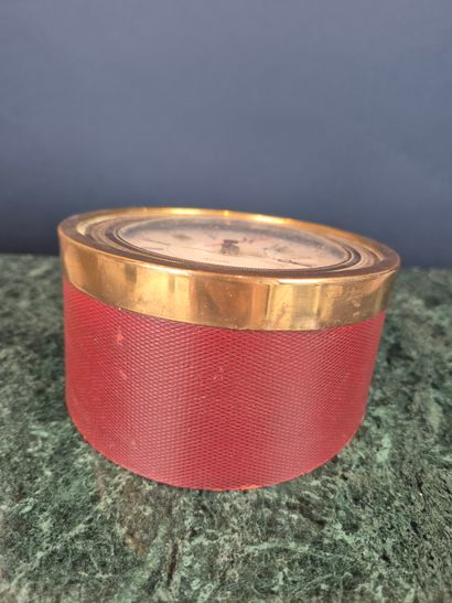 JAEGER
Desk clock in gilt metal and burgundy...