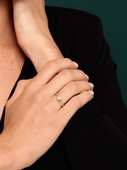 Solitaire in 18k yellow gold 750 thousandths...