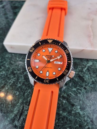 SEIKO 
5
Steel sports watch with automatic...