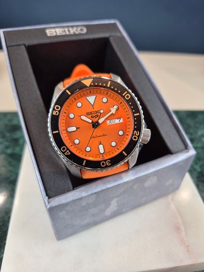 SEIKO 
5
Steel sports watch with automatic...