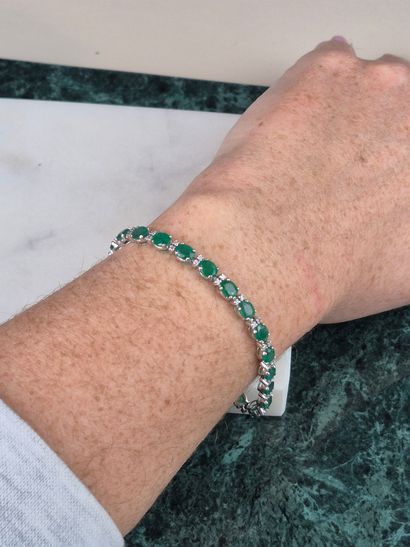 18K 750 thousandths white gold bracelet set...