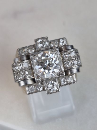 Charming modernist ring in 18k 750 thousandths...
