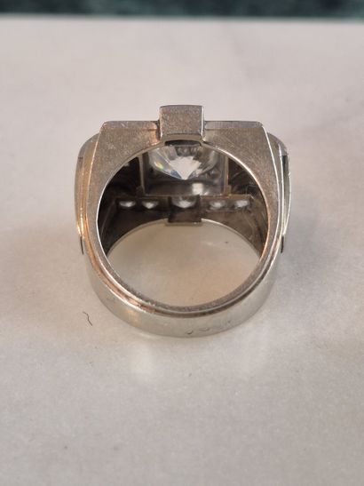 Charming modernist ring in 18k 750 thousandths...
