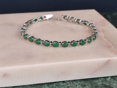 18K 750 thousandths white gold bracelet set...