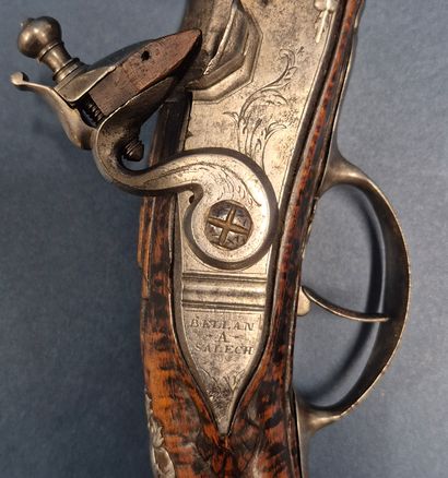 Long pistolet à silex. Canon à pans puis...