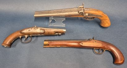 Un fort pistolet à percussion à double canon...