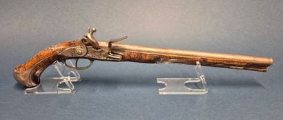 Long pistolet à silex. Canon à pans puis...